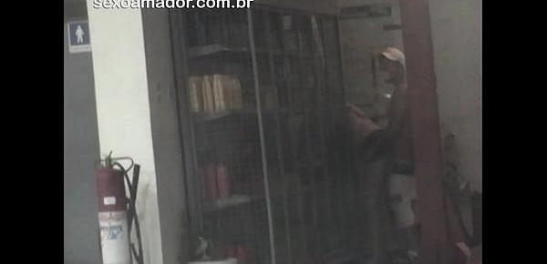  Cliente flagra homem fodendo mulher em área de circulação em posto de gasolina